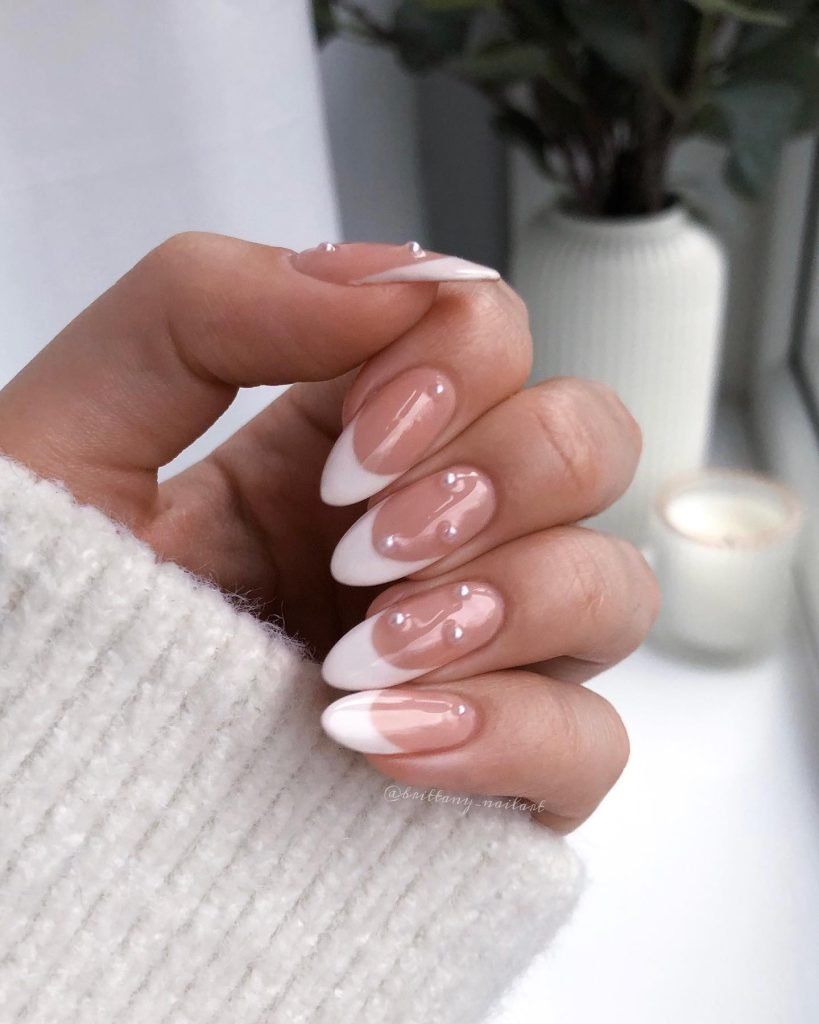 00005 Classy Professional Nails For Work - Professional Nails for Work should be polished, sophisticated, and practical. Whether you prefer a minimalist look or a touch of creativity, professional nails for work should strike the right balance between style and workplace appropriateness. From classic nude tones to elegant French tips, choosing the right work-appropriate nails enhances your overall appearance while maintaining a polished, office-ready look.