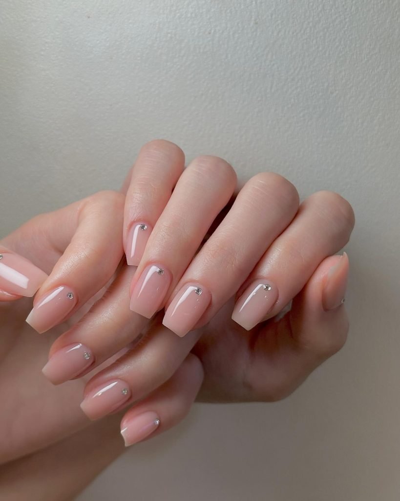 00007 Classy Professional Nails For Work - Professional Nails for Work should be polished, sophisticated, and practical. Whether you prefer a minimalist look or a touch of creativity, professional nails for work should strike the right balance between style and workplace appropriateness. From classic nude tones to elegant French tips, choosing the right work-appropriate nails enhances your overall appearance while maintaining a polished, office-ready look.