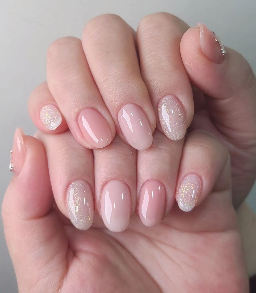 00012 Short Gel Nails - I’ve always been obsessed with Short Gel Nail Ideas, ever since I tried my first set of short gel nails before a cousin’s wedding. The shine, the neat shape, and the low-maintenance vibes made me fall in love with Short Gel Nail Ideas instantly.