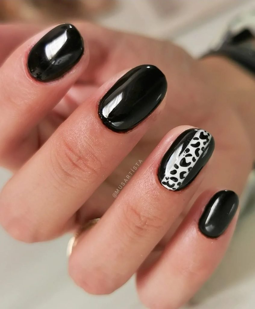 00016 Short Black Nails - Ever since I first discovered Short Black Nails, I’ve been hooked on their bold, classy vibe. Whether I’m prepping for a night out, a casual day at work, or simply feeling like adding a fierce touch to my look, Short Black Nails always seem to bring that perfect mix of chic and edgy.