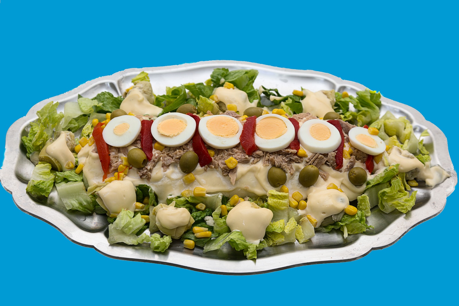 eine Salatplatte mit hartgekochten Eiern darauf