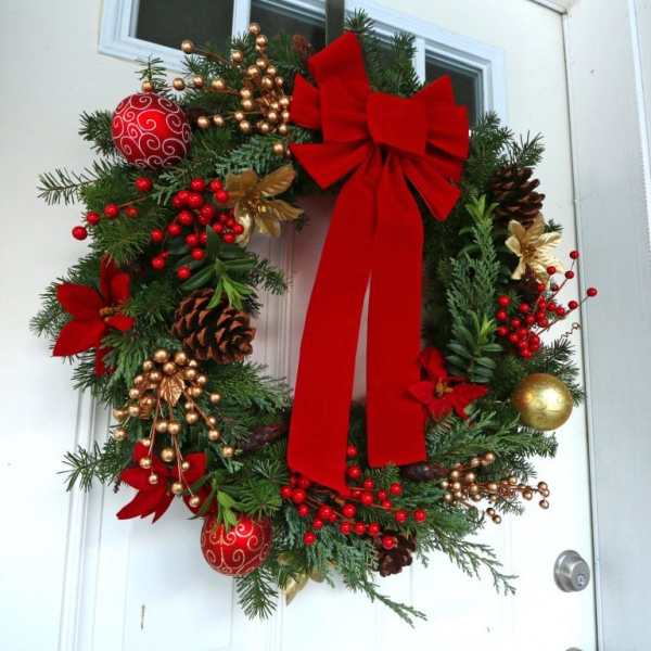 1 36 - Karangan bunga Natal termasuk dalam kategori hiasan Natal yang paling disukai. Karangan bunga bergaya pedesaan, rumah pertanian, dan ornamen merupakan pilihan utama untuk musim perayaan. Baik merayakan Natal atau tidak, karangan bunga berfungsi sebagai hiasan utama yang sangat baik untuk meja atau pintu Anda selama liburan.