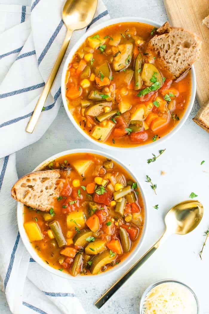 1 sopa de verduras con pan en tazones: ¿está buscando recetas de sopas bajas en calorías? ¡No busque más! Tengo una variedad de sopas y guisos bajos en calorías que seguramente se convertirán en su comida favorita. Estas recetas están diseñadas para ayudar con la pérdida de peso, el control del peso y el mantenimiento de un cuerpo saludable.
