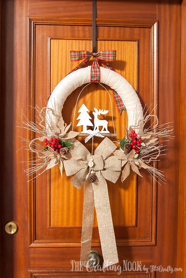 Karangan Bunga Natal dari Goni Pedesaan yang lucu - Karangan bunga Natal termasuk dalam kategori hiasan Natal yang disukai. Karangan bunga pedesaan, rumah pertanian, dan ornamen menonjol sebagai pilihan utama untuk musim perayaan. Baik merayakan Natal atau tidak, karangan bunga berfungsi sebagai hiasan utama yang sangat baik untuk meja atau pintu Anda selama liburan.