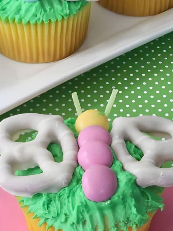 Cupcakes de mariposa de primavera: explora el deleite de la Pascua con nuestros adorables y sencillos dulces de Pascua. Ya sean encantadores dulces con forma de conejito de Pascua o coloridas delicias con forma de huevo de Pascua, junto con galletas y cupcakes de Pascua, hay una opción deliciosa para cada paladar. Descubre sencillas creaciones de postres de Pascua, como barras de postre de Pascua, variaciones de tartas de Pascua, deliciosas delicias de fresa y mucho más.