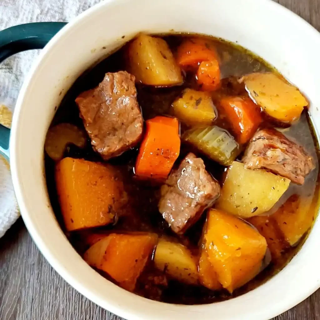 Estofado de carne de res con calabaza y otoño: las sopas de cocción lenta son una opción popular para personas y familias ocupadas que buscan una comida reconfortante, nutritiva y fácil de preparar. Estas sopas se preparan combinando varios ingredientes, como verduras, carnes, cereales y condimentos, en una olla de cocción lenta o de cocción lenta.