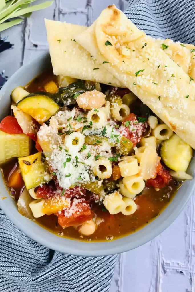 Sopa Crockpot Minestrone servida en un tazón verde