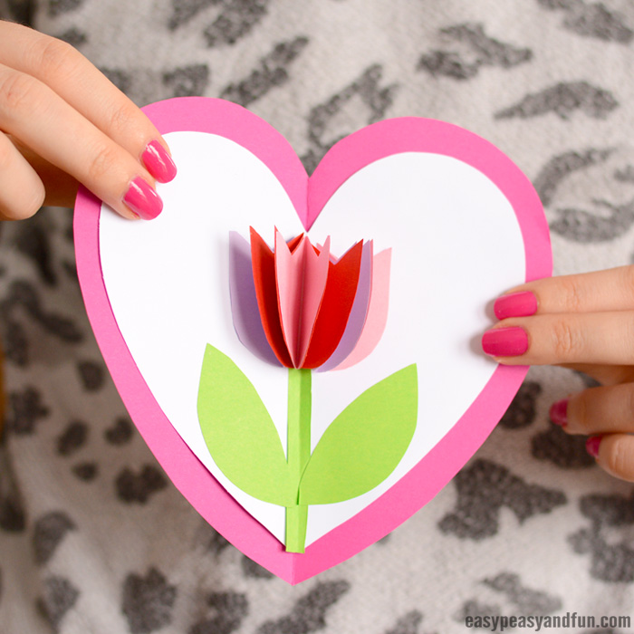 Tarjeta de tulipán en un corazón Manualidad para el día de San Valentín
