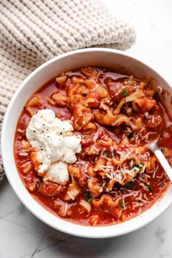 Imagen 6: Las sopas preparadas en olla de cocción lenta son una opción popular para personas y familias ocupadas que buscan una comida reconfortante, nutritiva y fácil de preparar. Estas sopas se preparan combinando varios ingredientes, como verduras, carnes, cereales y condimentos, en una olla de cocción lenta o de cocción lenta.