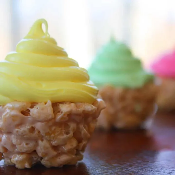 Tres minis en fila: ¡explora el espíritu pascual con nuestros deliciosos cupcakes de Pascua! Nuestra selección de postres de Pascua fáciles, que incluye encantadores cupcakes de conejitos de Pascua y cupcakes de huevos de Pascua, seguro que te encantará. Descubre adornos para cupcakes de Pascua hechos a mano y decoraciones primaverales vibrantes para cupcakes para realzar tus dulces.