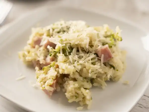 1 24 - Ham Keju & Nasi MeMaw tampak sederhana, hampir seperti lauk. Tapi, Anda tidak tahu apa yang bisa dibuat Memaw! Karena di balik penampilannya yang sederhana, Ham Keju & Nasi MeMaw menyembunyikan cita rasa gurih yang mendalam sebagai hidangan utama yang tidak dapat disangkal! Nasi yang lembut dimasak dalam kaldu ayam untuk mendapatkan rasa daging yang penuh, lalu dicampur dengan potongan ham dan brokoli! Oh, dan keju! Keju cheddar yang sangat meleleh dan tajam! Mmmm, sangat lezat!