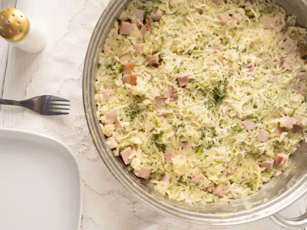 3 5 - Ham Keju & Nasi MeMaw tampak sederhana, hampir seperti lauk. Tapi, Anda tidak tahu apa yang bisa dibuat Memaw! Karena di balik penampilannya yang sederhana, Ham Keju & Nasi MeMaw menyembunyikan cita rasa gurih yang mendalam sebagai hidangan utama yang tidak dapat disangkal! Nasi yang lembut dimasak dalam kaldu ayam untuk mendapatkan rasa daging yang penuh, lalu dicampur dengan potongan ham dan brokoli! Oh, dan keju! Keju cheddar yang sangat meleleh dan tajam! Mmmm, sangat lezat!