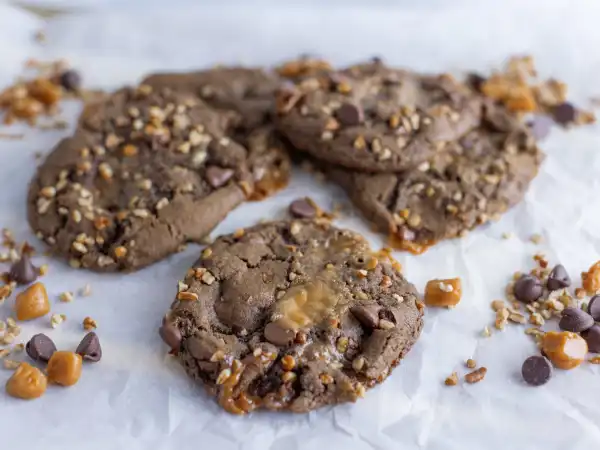 2 41 - Permen manis klasik dari toko permen kini menjadi makanan panggang, dan syukurlah! Kita benar-benar butuh lebih banyak Ultimate Turtle Cookies dalam hidup kita! Kue cokelat yang lembut ini dipenuhi karamel mentega dan kacang pecan renyah... tiga rasa kura-kura. Ultimate Turtle Cookies menghadirkan berbagai tekstur dan rasa dalam setiap gigitan manis, dan itu membuat kita sulit berhenti hanya pada satu kue!
