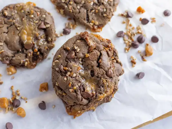 3 14 - Permen manis klasik dari toko permen kini menjadi makanan panggang, dan syukurlah! Kita benar-benar butuh lebih banyak Ultimate Turtle Cookies dalam hidup kita! Kue cokelat yang lembut ini dipenuhi karamel mentega dan kacang pecan renyah... tiga rasa kura-kura. Ultimate Turtle Cookies menghadirkan berbagai tekstur dan rasa dalam setiap gigitan manis, dan itu membuat kita sulit berhenti hanya pada satu kue!