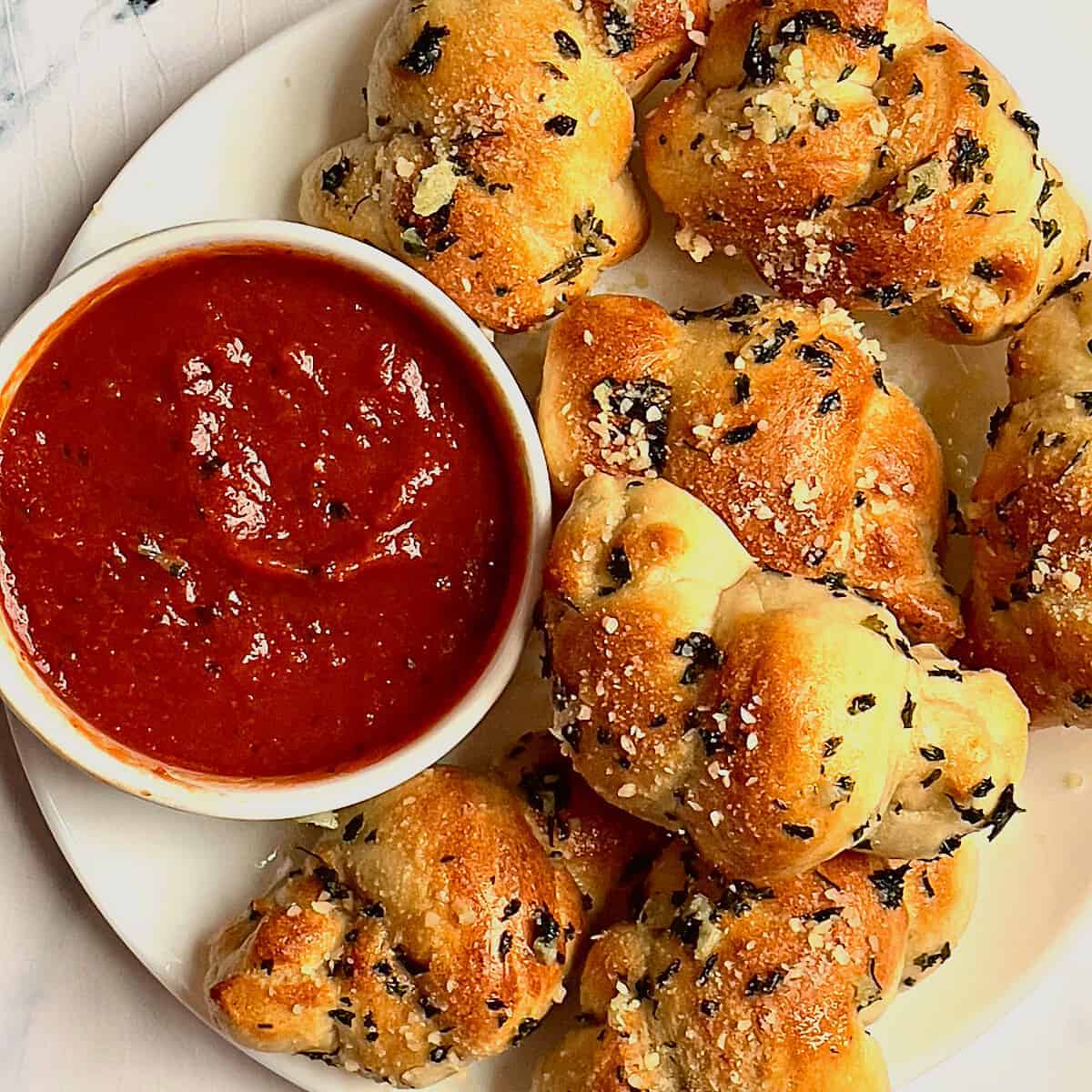 31 Best Super Bowl Party Food 14 easy garlic knots image