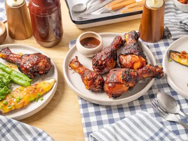 imagen 10758 - El pollo a la barbacoa Southern Touch surge de la tradición de Carolina de hacer barbacoas, y utiliza kétchup dulce y vibrante y vinagre picante como piedras angulares de su salsa. ¡Gracias a Dios, esa salsa es tan buena untada sobre pollo a la parrilla dorado y caramelizado con todo el delicioso sabor! La paciencia es una virtud al preparar pollo a la barbacoa Southern Touch, pero puedes sentir todo el esfuerzo y todo el sabor con cada bocado... ¡así que vale la pena!