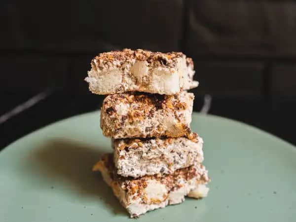 image 14068 - Makanan penutup ini pada dasarnya adalah undangan untuk bersantai, melepas lelah, dan menikmati cuaca yang hangat. Panas tidak akan menyentuh Anda saat menikmati Makanan Penutup Frozen Angel Toffee ini! Anda tidak akan salah dengan isian kue yang lembut dan penuh permen yang diberi toffee cokelat yang didinginkan hingga dingin. Makanan Penutup Frozen Angel Toffee yang menggugah selera ini adalah sepotong kecil (atau sendok) surga!