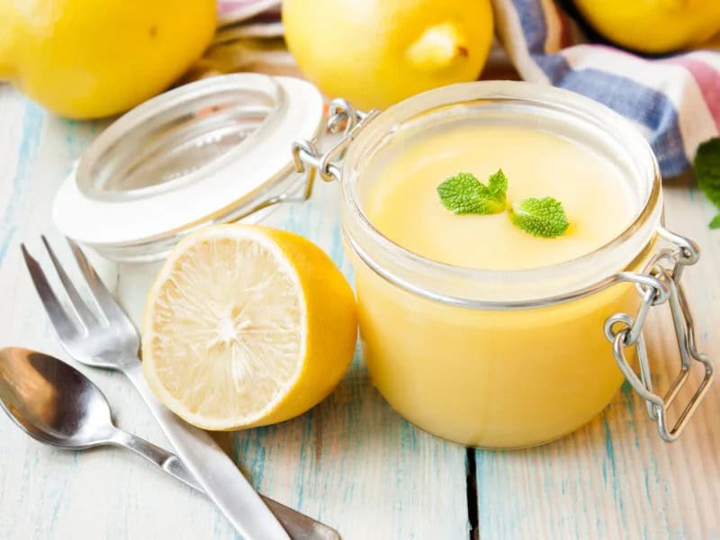 imagen 16267 - ¡Lo fresco siempre es lo mejor! La frescura de esta crema de limón te hará sentir como si flotaras en una suave y fresca brisa primaveral con aroma a limón. Esta crema cremosa y suave florece en toda la delicia del limón para que tu postre florezca. Ya sea que la comas sola, como relleno de una tarta o de un pastel, o cualquier otra cosa que te gustaría untar con crema de limón, seguro que animará cualquier cosa que te guste. Planta este nuevo y fresco capullo de limón en tu jardín de postres y observa cómo a ti y a tus invitados les encantará.