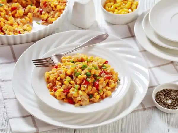 imagen 16646 - Si necesitas agregarle un poco de sabor fabuloso a tu cena semi aburrida, ¡este maíz horneado de Nueva Orleans es lo que necesitas! Lleno de colores brillantes, gracias al maíz dulce y los pimientos rojos jugosos, y con muchos sabores emocionantes y ligeramente picantes, ¡estarás cantando una nueva canción para la cena! ¿Quién hubiera pensado que una guarnición podría hacer una diferencia tan sabrosa? ¡El maíz horneado de Nueva Orleans realmente llegó para darle un toque picante a las cosas!