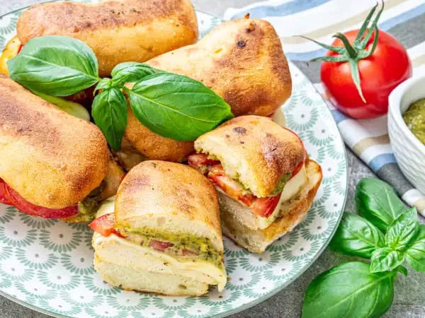 image 9664 - Hore untuk Sandwich Pesto Ayam yang Lezat! Hore untuk saus herba yang segar di atas mozzarella yang lembut dan meleleh serta tomat yang cerah! Hore untuk roti panggang dan ayam yang gurih dan lezat! Dan hore, mungkin yang paling penting, untuk ketepatan waktu; lagipula, membuat empat sandwich berkaliber ini dalam waktu setengah jam? Itu sesuatu yang istimewa! Sandwich Pesto Ayam yang Lezat sungguh lezat... dan siapa yang butuh lebih dari itu?