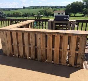 DIY Backyard Pallet Bar idea