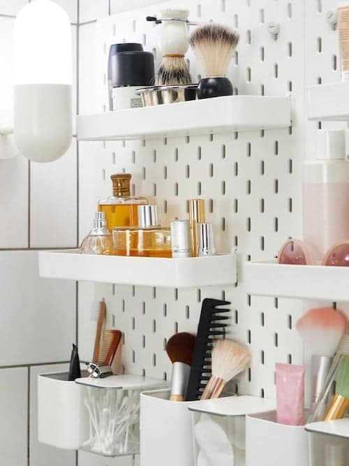 ikea bathroom hacks domino 1 - Transforming your space into a clutter-free haven doesn’t have to be a costly or overwhelming task. With a bit of creativity and some clever IKEA hacks, you can turn ordinary items into brilliant organization solutions.