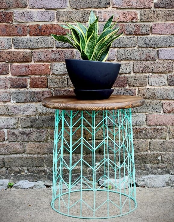 make this wire basket side table - DIY Upcycled and Repurposed Furniture Ideas bring new life to your space while being eco-friendly and cost-effective. Repurposing old furniture not only adds a unique touch to your home but also allows you to showcase your creativity in ways that store-bought pieces simply can’t match.